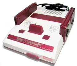 Console Famicom (boite blanche et rouge).