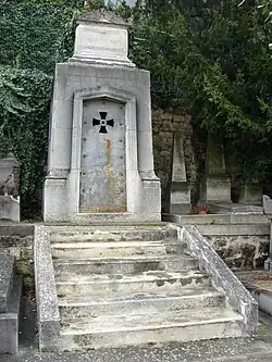 Mausolée familial du XIXe siècle.