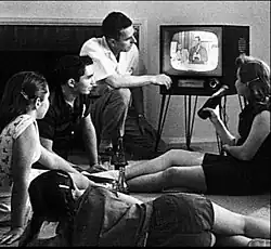 Une famille américaine regardant la télévision (1958)
