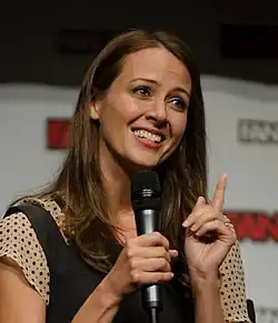Amy Acker interprète Caitlin Strucker.