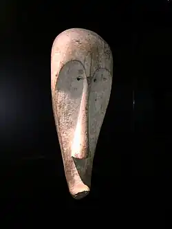 Masque attribué à la société du Ngil . M’fan ou Makina (Oseba). Fleuve Mbini (Rio Muni), XIXe&nbsp;siècle. Bois, kaolin, 75&nbsp;×&nbsp;29&nbsp;×&nbsp;19&nbsp;cm