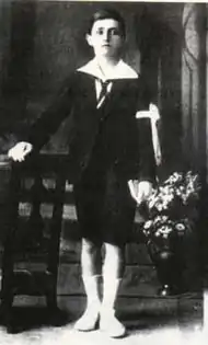 Photo de portrait en pied de Juan Manuel Fangio, en 1920, à 9&nbsp;ans.