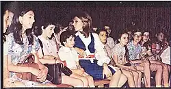 Farah Pahlavi avec des enfants de la Cour, dont sa fille Leila