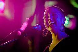 Description de l'image Farah_Elle_(Sängerin_und_Komponistin)_-_49168311763.jpg.