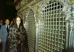 La Shahbanou au Mausolée de l'Imam Reza.