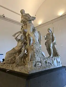 Vue latérale montrant une figure féminine debout qui est masquée lorsque l'œuvre est vue de face.