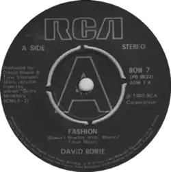 Description de l'image Fashion by David Bowie UK vinyl single.png.