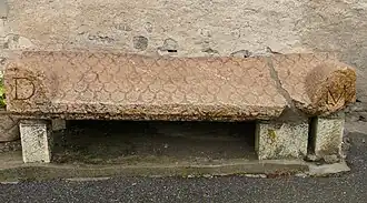 Couvercle d'un sarcophage de l’Antiquité tardive devant l'église Saint-Étienne.
