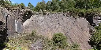 Un miroir de faille au pied de la butte de Tiot.