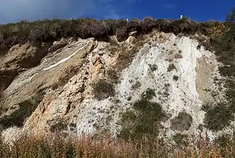 Exposition de roche concassée dans la zone de faille de Fillols-Py-Mantet, au parking du village de Mantet.