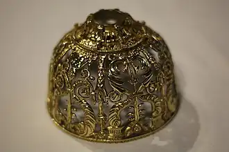 Fausse coupe démontée et posée à l'envers, le motif aux cornes d'abondance est visible.