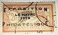 Fausse surcharge réalisée à l'encre noire, qui a un aspect épais et gras. Les lettres sont bordées par des points. 2 de "1929" difforme.