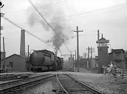 Devant la voie ferrée du quartier Saint-Henri.