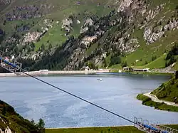 Une vue panoramique sur le lac de Fedaia.