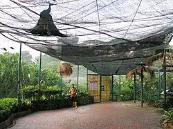 Volière de l'entrée.