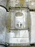 Niche avec crucifix au sud du clocher.