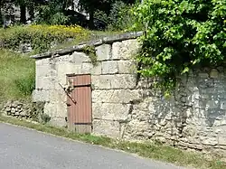 Cave extérieure, rue des Brébis.