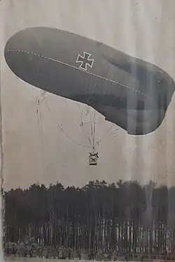 Photographie noir et blanc d'un ballon d'observation qui décolle.