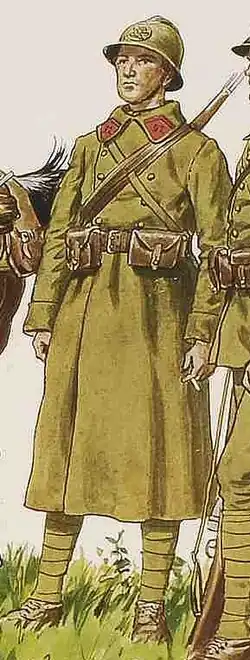 Dessin d'un artilleur du régiment, en manteau kaki avec pattes de col rouge, casque type Adrian et armé d'un mousqueton.