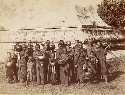 Prêtres birmans retournant à leur monastère après avoir mendié leur nourriture.