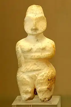 Figurine féminine en albâtre, Tell es-Sawwan, période de Samarra. Musée du Louvre.