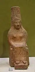 Femme assise à tiare cylindrique, VIe&nbsp;siècle&nbsp;av. J.-C., Tyr. Musée du Louvre.