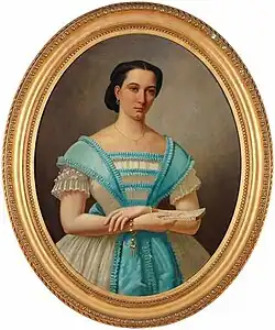Portrait de femme en robe bleue avec éventail.