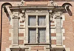 Assézat : fenêtre sur rue du pavillon d'entrée.