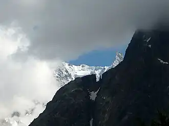 La tête de Trélaporte et la fenêtre de Trélaporte à droite depuis le Montenvers au nord.