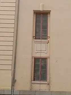 Fenêtres latérales en trompe l'oeil pour faire entrer les décors des spectacles.