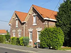 Des habitations groupées par deux.