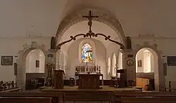 Le chœur, l'arc triomphal avec sa perque.