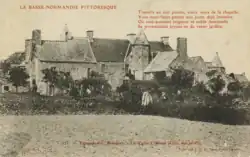 Carte postale ancienne représentant un petit manoir, doté d'une tour polygonale en son milieu.