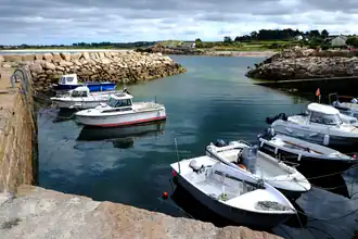 Un petit port contenant une dizaine de embarcations de plaisanciers.