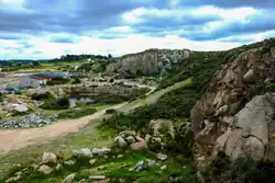 Carrière de granite à l'abandon. Un étang s'est formé dans une dépression artificielle.
