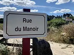 Un panneau de rue.