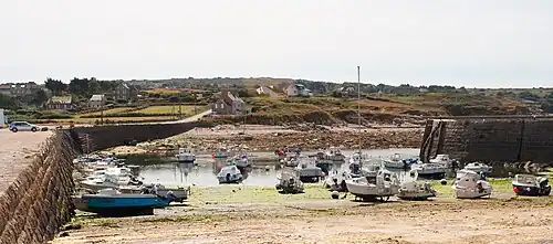 un port à marée basse