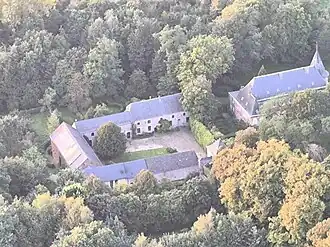 Vue aérienne (2024) de la Ferme-château de Seron (1633)