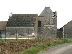 vue d'un corps de ferme flanqué d'une tour quadrangulaire
