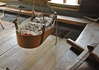 Berceau suspendu originaire de Carélie. Musée de plein air de Seurasaari.