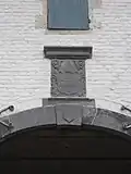 Blason au-dessus de la clef du cintre de la porte d'entrée à la Ferme de Wahenges
