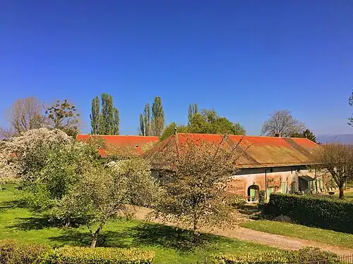 Les deux dépendances vues du Chemin de Chambésy au printemps.