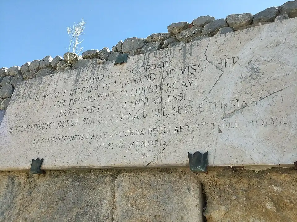 Plaque commémorative à AlbaFucens