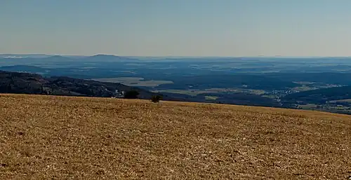 Vue éloignée sur le Gleichbergen et le Fichtelgebirge