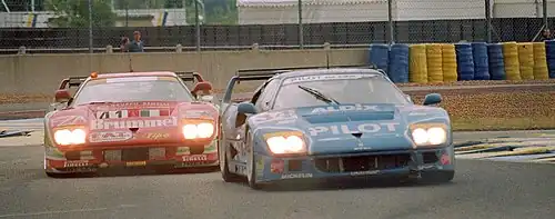 La Ferrari F40 GTE no&nbsp;34 de Michel Ferté,  Olivier Thévenin et Carlos Palau devant la no&nbsp;41 à la chicane Ford au Mans 1995.