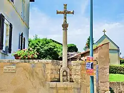 Calvaire au centre du bourg.