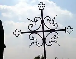Croix de fer forgé sur une tombe du cimetière.