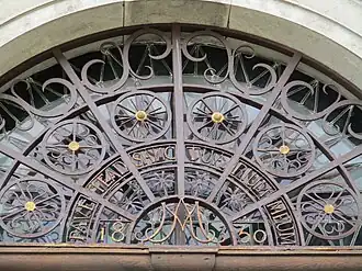 Détails du haut de la porte d'entrée coté ouest.