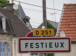 Un des trois panneaux d'entrée de Festieux.