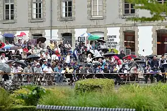 Le public et le jury sous une averse de pluie